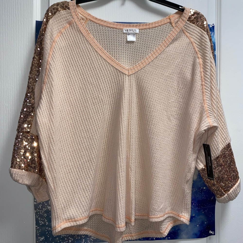 VENUS Sparkly accent Top